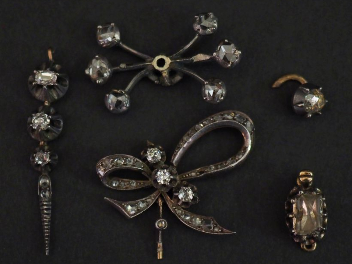 Ensemble comprenant :  - un fermoir en or jaune 750 et argent 925, ser