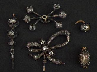 Vente aux enchères Ensemble comprenant :  - un fermoir en or jaune 750 et argent 925, ser