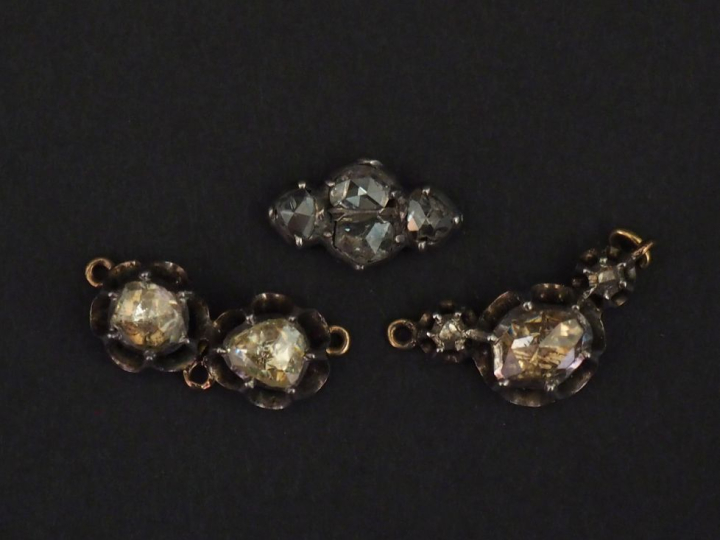 Ensemble comprenant trois éléments de bijoux en argent, sertis de diam