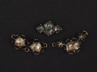 Vente aux enchères Ensemble comprenant trois éléments de bijoux en argent, sertis de diam