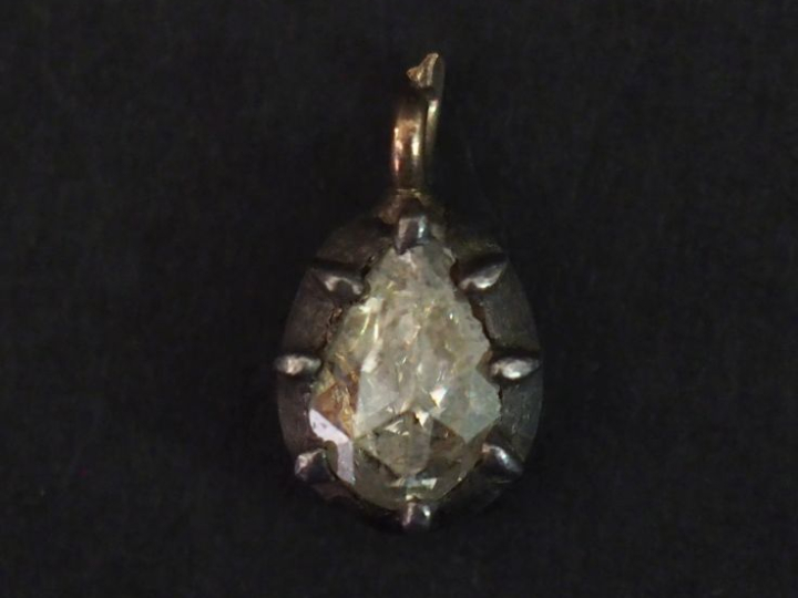 Petit pendentif en argent 925, serti en son centre d’un diamant taillé