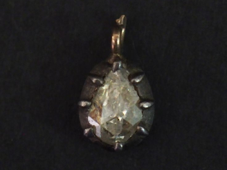 Vente aux enchères Petit pendentif en argent 925, serti en son centre d’un diamant taillé