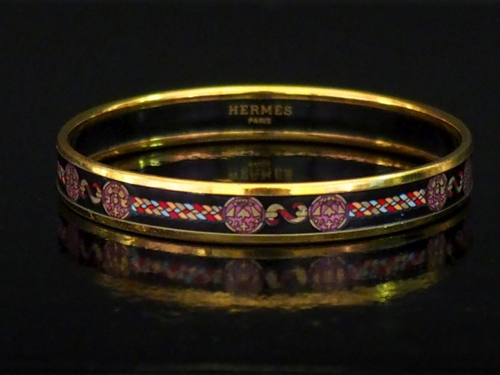 HERMES, Paris Bracelet jonc en métal doré, à décor émaille polychrome 