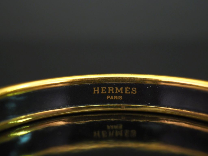HERMES, Paris Bracelet jonc en métal doré, à décor émaille polychrome 