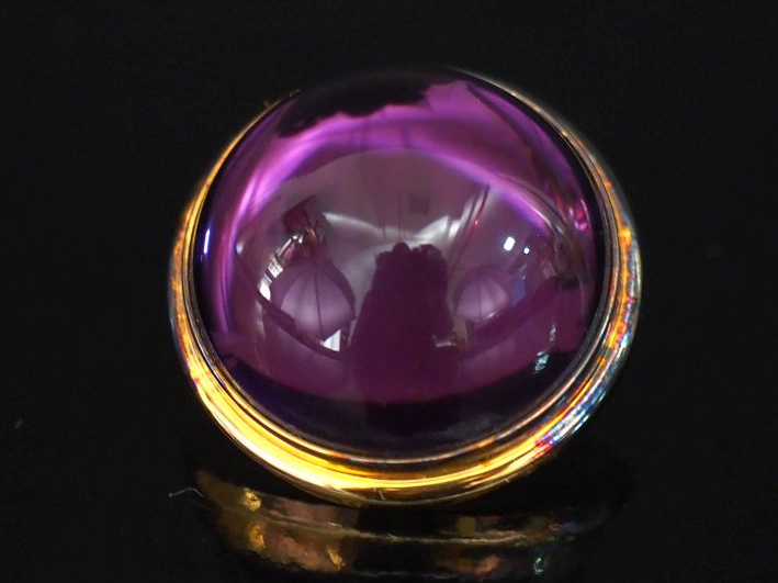 LALIQUE France, d'après un modèle de Marie-Claude LALIQUE,  Pin's sert