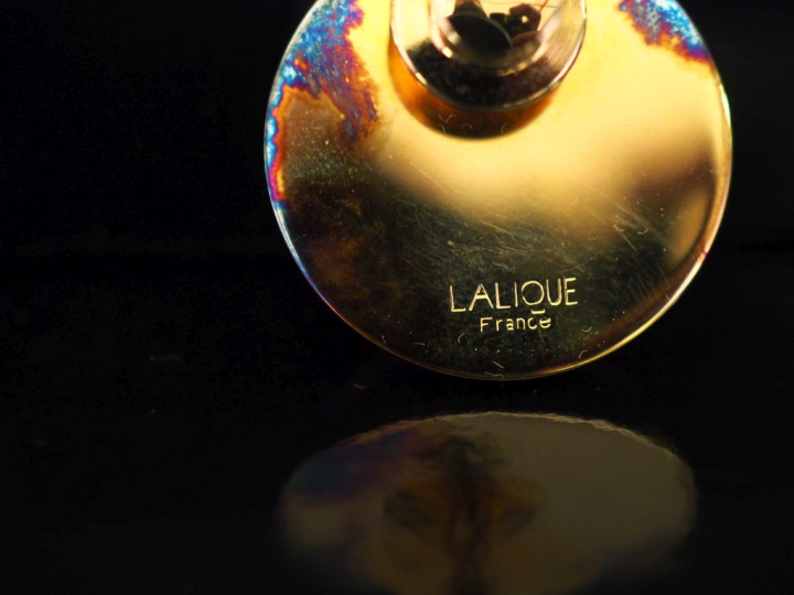 LALIQUE France, d'après un modèle de Marie-Claude LALIQUE,  Pin's sert