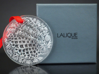 Vente aux enchères LALIQUE France,  Médaillon à suspendre en verre moulé pressé, à décor 