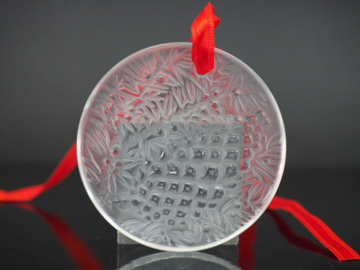 LALIQUE France,  Médaillon à suspendre en verre moulé pressé, à décor 