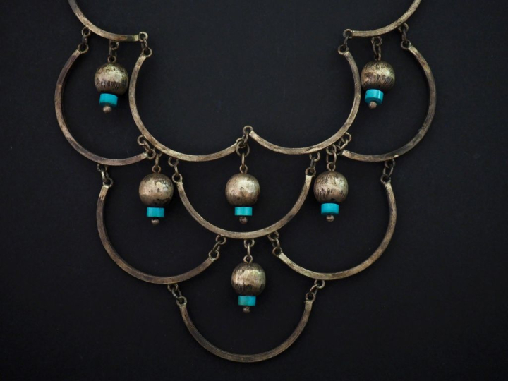 Collier draperie en argent, à décor ajouré et agrémenté de perles en p