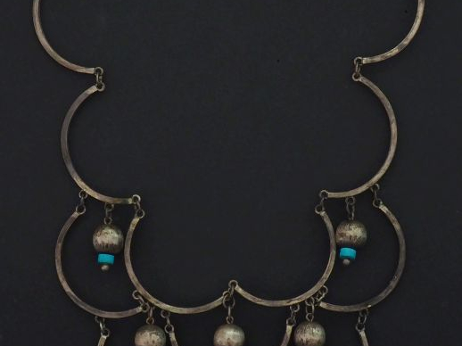 Collier draperie en argent, à décor ajouré et agrémenté de perles en p