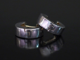Vente aux enchères Paire de créoles en argent 925. Larg. 0,5 cm Diam. 1,5 cm Poids. 5,18 