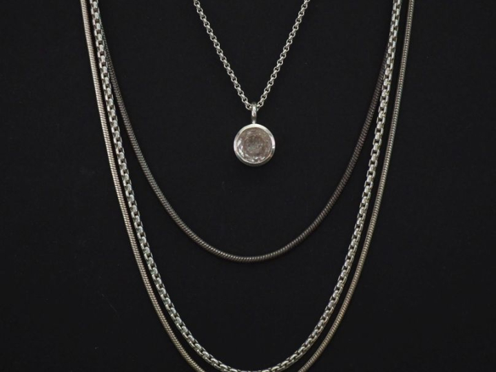 Ensemble comprenant :  - une chaine en argent 925, maille ronde.  Long