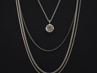 Vente aux enchères Ensemble comprenant :  - une chaine en argent 925, maille ronde.  Long