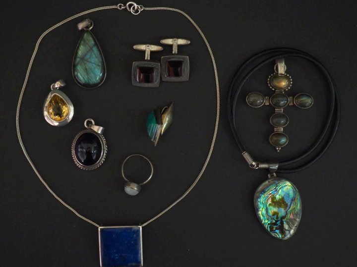 Ensemble comprenant cinq différents pendentifs en argent 925 et pierre