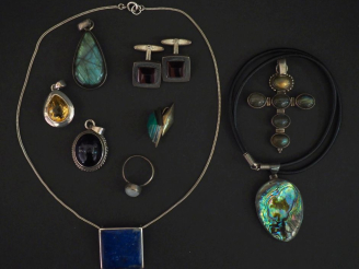 Vente aux enchères Ensemble comprenant cinq différents pendentifs en argent 925 et pierre