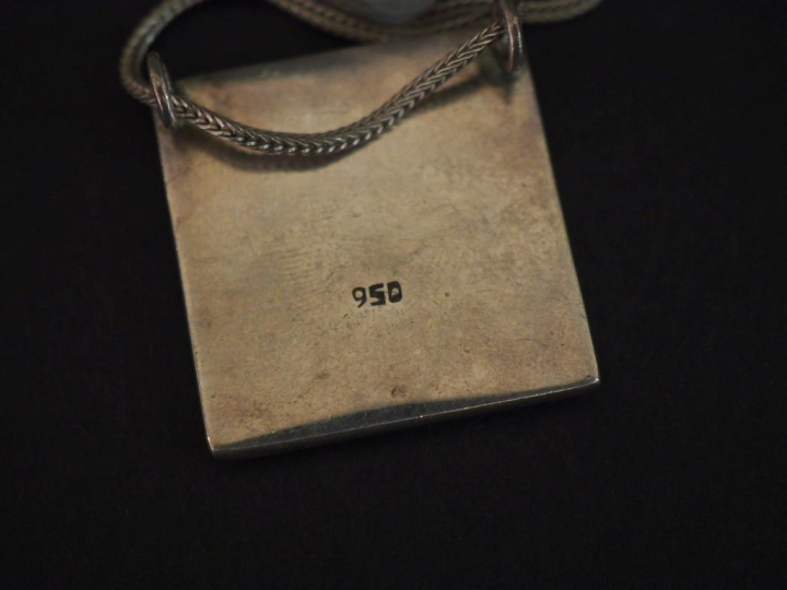 Ensemble comprenant cinq différents pendentifs en argent 925 et pierre