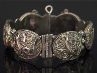 Vente aux enchères Bracelet de style Afrique du Nord en argent, à décor filigrané.  Poids