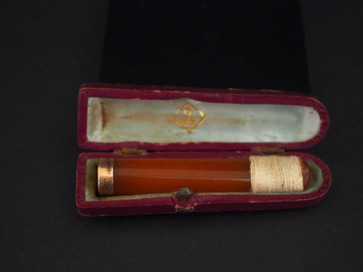 Bracelet jonc en argent, à décor en son centre d'un motif abstrait.  P