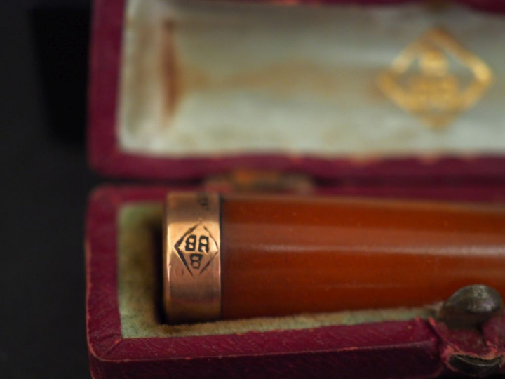 Bracelet jonc en argent, à décor en son centre d'un motif abstrait.  P