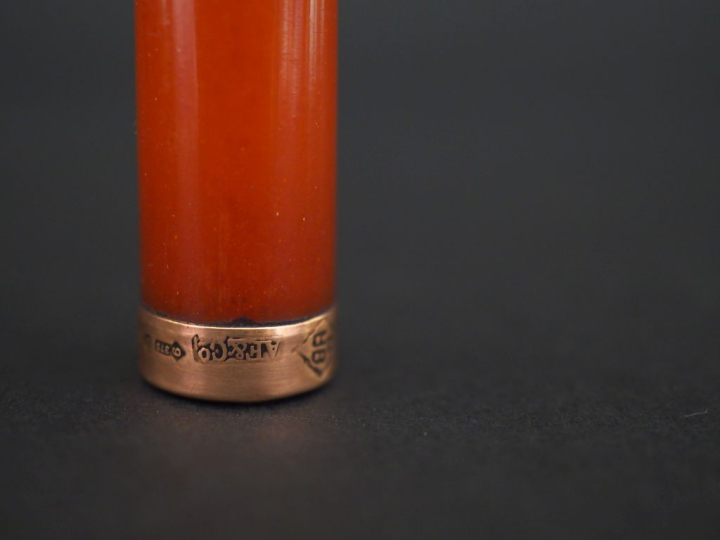 Bracelet jonc en argent, à décor en son centre d'un motif abstrait.  P