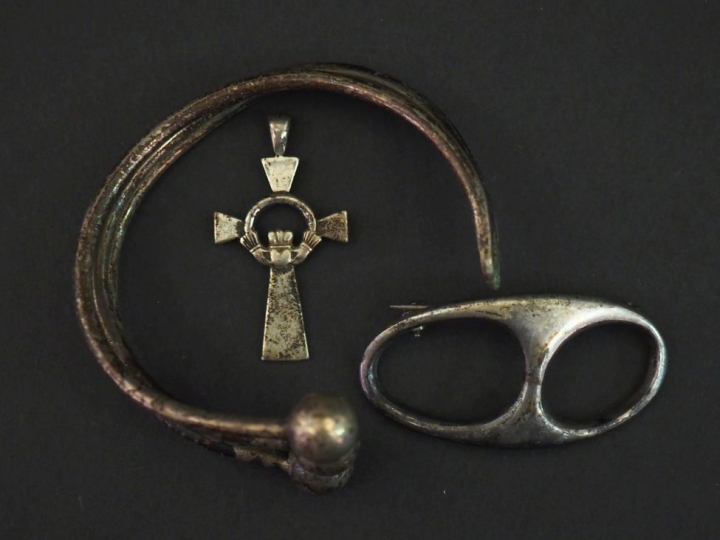 Ensemble comprenant :  - un pendentif en argent, en forme de croix. - 