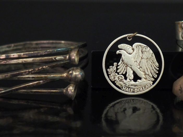 Ensemble comprenant :  - un bracelet en argent bas titre étranger, à d