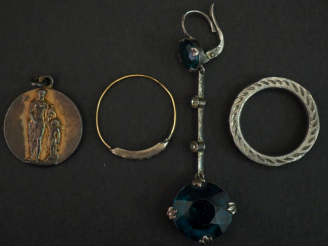 Vente aux enchères Ensemble comprenant :  - une petite bague jonc en or jaune 750 et arge