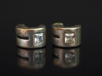 Vente aux enchères Paire de demi créoles en argent 925, serties d'une pierre à l'imitatio