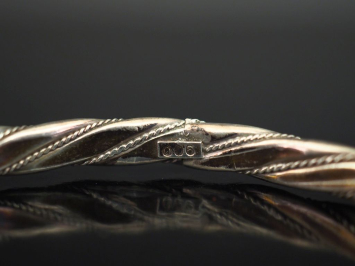 Ensemble comprenant :  - un bracelet jonc torsadé en argent 900. Diam.