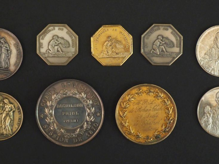 Ensemble comprenant :  - une médaille en argent "Corps législatif, ses