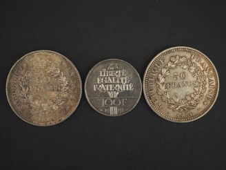 Vente aux enchères Ensemble comprenant :  - une pièce de 100 Francs argent, 1987 - deux p