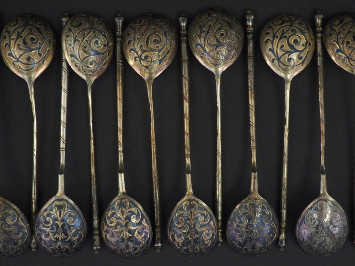 Ensemble de 12 cuillères à thé en vermeil niellé au modèle russe. Mosc