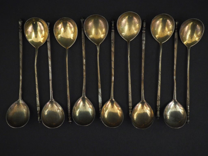 Ensemble de 12 cuillères à thé en vermeil niellé au modèle russe. Mosc