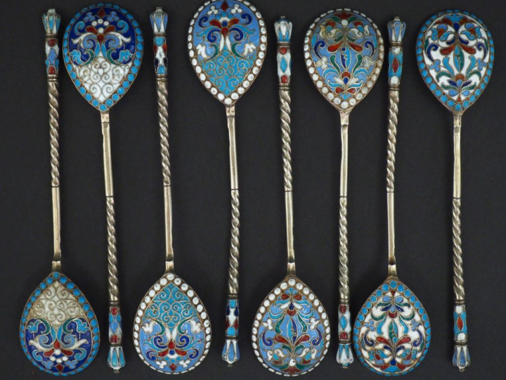 Collection de huit petites cuillères à thé en argent et émail cloisonn