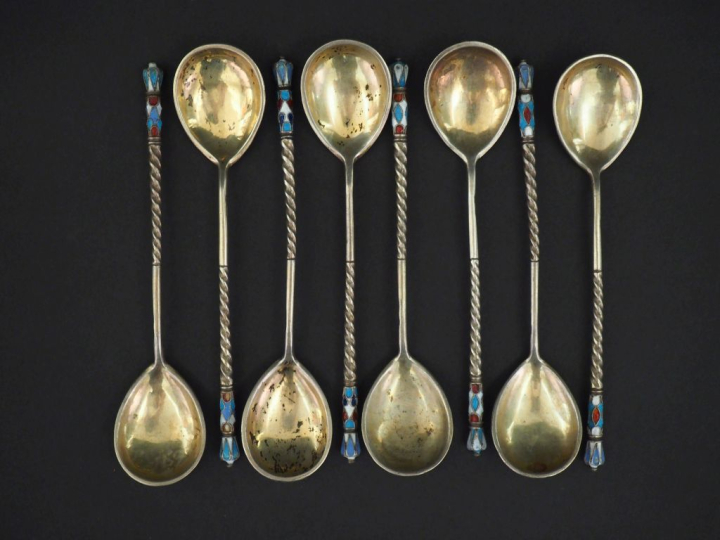 Collection de huit petites cuillères à thé en argent et émail cloisonn