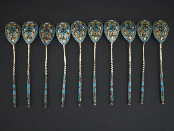 Dix petites cuillères à thé en vermeil et émail cloisonné. Moscou, déb