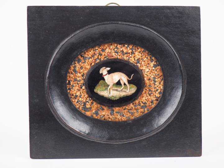 Plaque Napoléon III en micromosaïque figurant un chien. Diam. 5 x 4 cm