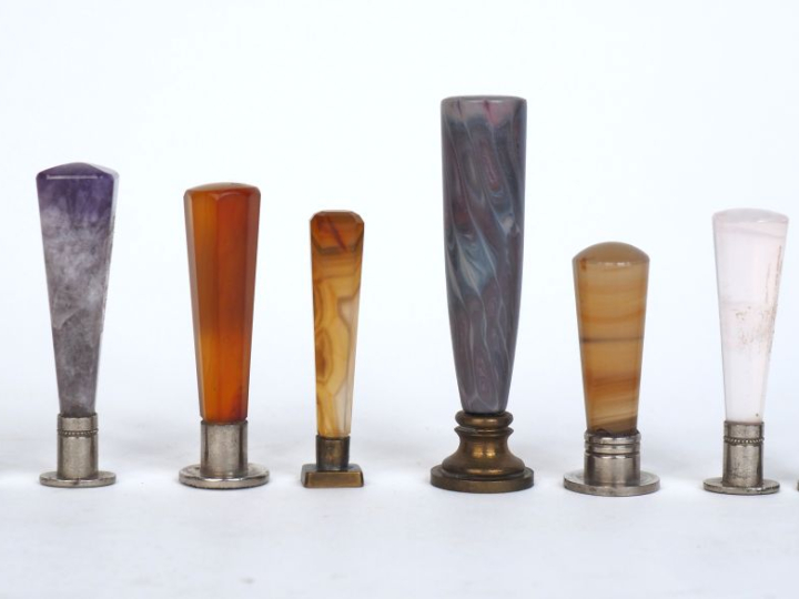 8 cachets en pierre dure, composition et métal, un cachet en compositi