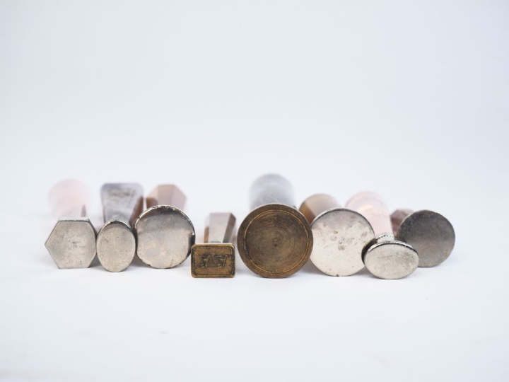 8 cachets en pierre dure, composition et métal, un cachet en compositi