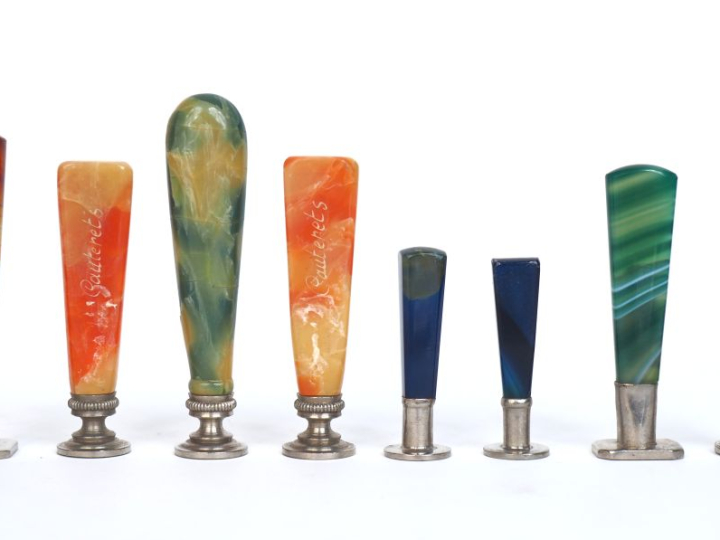 8 cachets en pierre dure, composition et métal argenté. H. de 4 à 7,5 