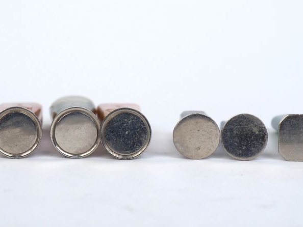 8 cachets en pierre dure, composition et métal argenté. H. de 4 à 7,5 