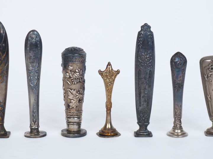 7 cachets 1900 en métal argenté, argent fourré ou métal doré. H. de 5,