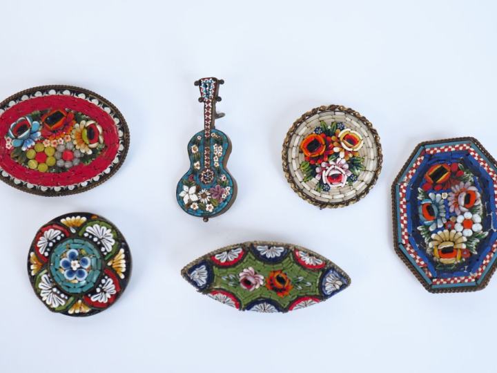 6 différentes broches en micromosaïque à décor de fleurs polychromes, 
