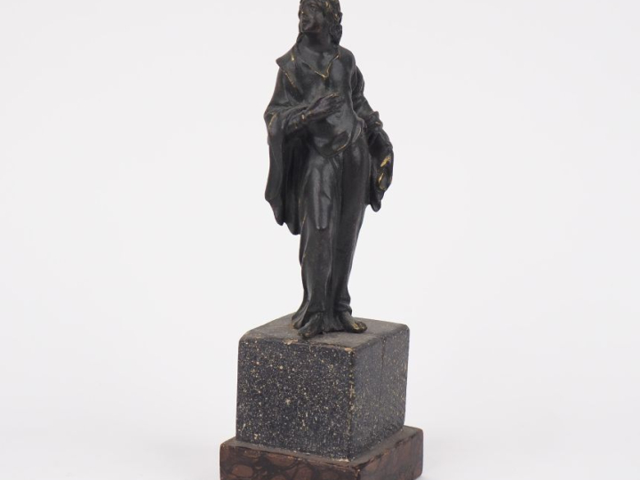 Ecole française XIXème. Sujet en bronze en toge".  sur un socle en boi