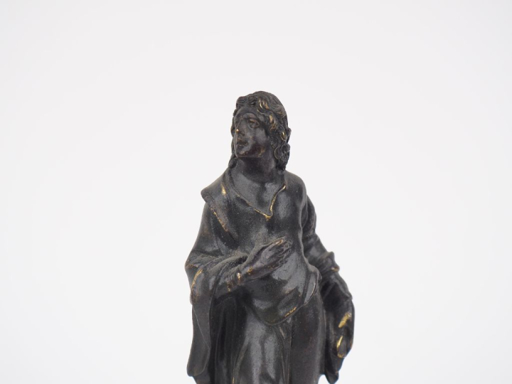 Ecole française XIXème. Sujet en bronze en toge".  sur un socle en boi