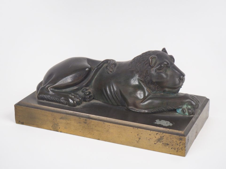 Ecole française fin XIXème début XXème. "Lionne couchée". Sujet en bro