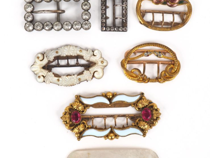 7 différentes boucles de ceintures XIXème ou 1900 en nacre, métal arge