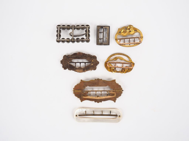7 différentes boucles de ceintures XIXème ou 1900 en nacre, métal arge