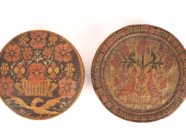 2 boîtes couvertes XIXème en bois et carton mâché à décor de broderies