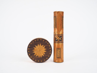 Vente aux enchères Etui à message XIXème en marqueterie de paille à décor polychrome de m